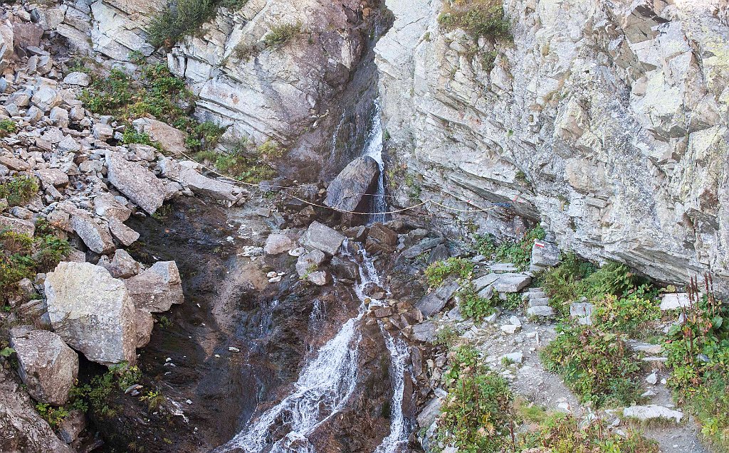 7- ATTRAVERSO IL TORRENTE.jpg